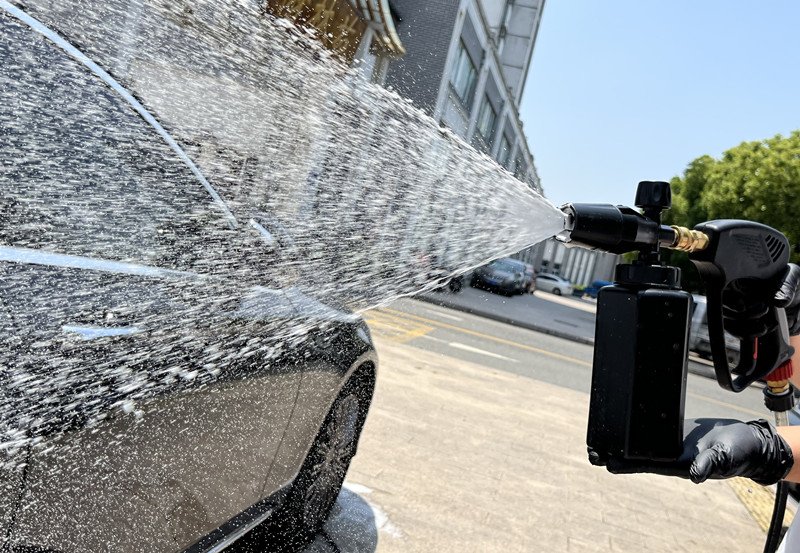 snow foam lance in use